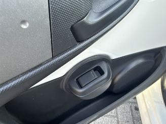 Peugeot 107 1.0 ACTIVE RIJDBAAR 104000 KM BOUWJAAR 2014 SCHERP 2200 EURO picture 7