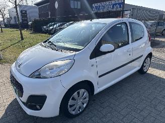 škoda osobní automobily Peugeot 107 1.0 ACTIVE RIJDBAAR 104000 KM BOUWJAAR 2014 SCHERP 2200 EURO 2014/1