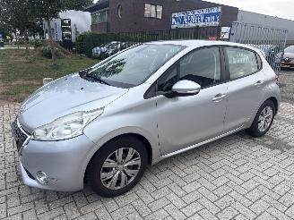 škoda osobní automobily Peugeot 208 1.2 VTI BLEU PARKEERSCHADE! BOUWJAAR 2012  1750 EURO VAST 2012/9