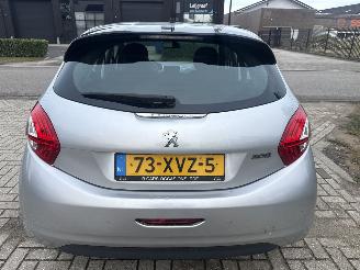 Peugeot 208 1.2 VTI BLEU PARKEERSCHADE! BOUWJAAR 2012  1750 EURO VAST picture 2