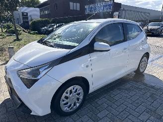 Vaurioauto  passenger cars Toyota Aygo 1.0 X PLAY AUTOMAAT 2e EIGENAAR 46692 NAP BOUWJAAR 2020 8150 2020/9