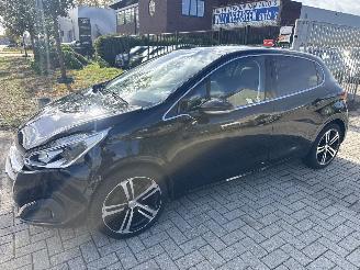 Damaged car Peugeot 208 1.2 GT-LINE AUTOMAAT PANO RIJDBAAR BOUWJAAR 2016  5600 EURO 2016/11