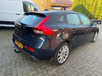 damaged passenger cars Volvo V-40 1.6 T3 KINETIC 2013/7