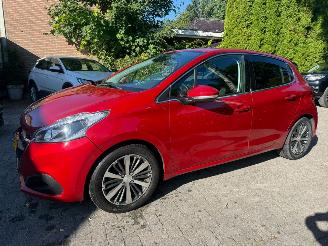 damaged passenger cars Peugeot 208 1.2 ALLURE CLIMA NAVI CAMERA NL AUTO 2019/8
