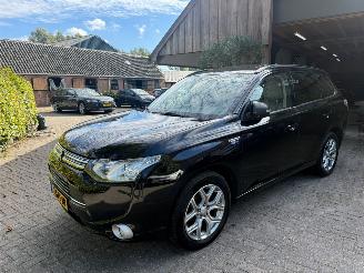 Damaged car Mitsubishi Outlander 2.0 PHEV INSTYLE + LEER PANO 2013/12