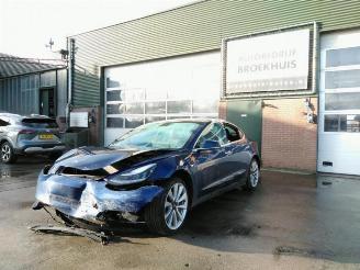 Salvage car Tesla Model 3 Model 3, Sedan, 2017 Long Range AWD 75 kWh 2019/12