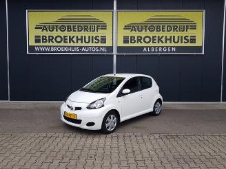 damaged passenger cars Toyota Aygo 1.0-12V Comfort 2010/2