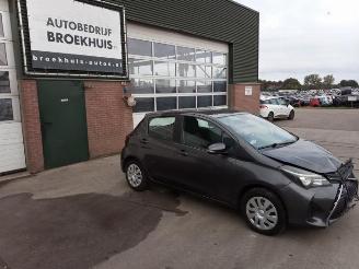 Coche siniestrado Toyota Yaris Yaris III (P13), Hatchback, 2010 / 2020 1.33 16V Dual VVT-I 2015/4