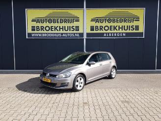 krockskadad bil auto Volkswagen Golf 1.6 TDI Highline 2013/4