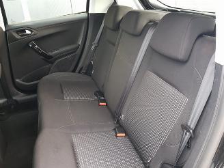 Peugeot 208 1.2 PureTech Allure picture 17