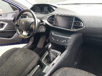 Peugeot 308 SW 1.2 PureTech Blue Lease Executive picture 18