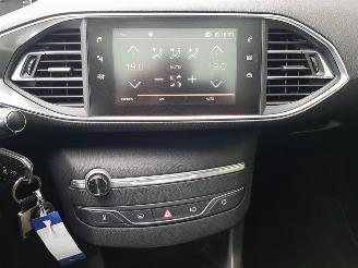 Peugeot 308 SW 1.2 PureTech Blue Lease Executive picture 19