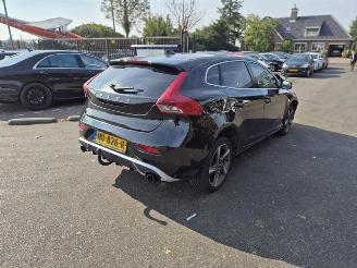 Damaged car Volvo V-40 2.0 D2 16V 2015/10