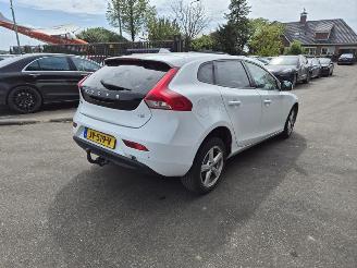uszkodzony samochody osobowe Volvo V-40 2.0 T2 2016/6