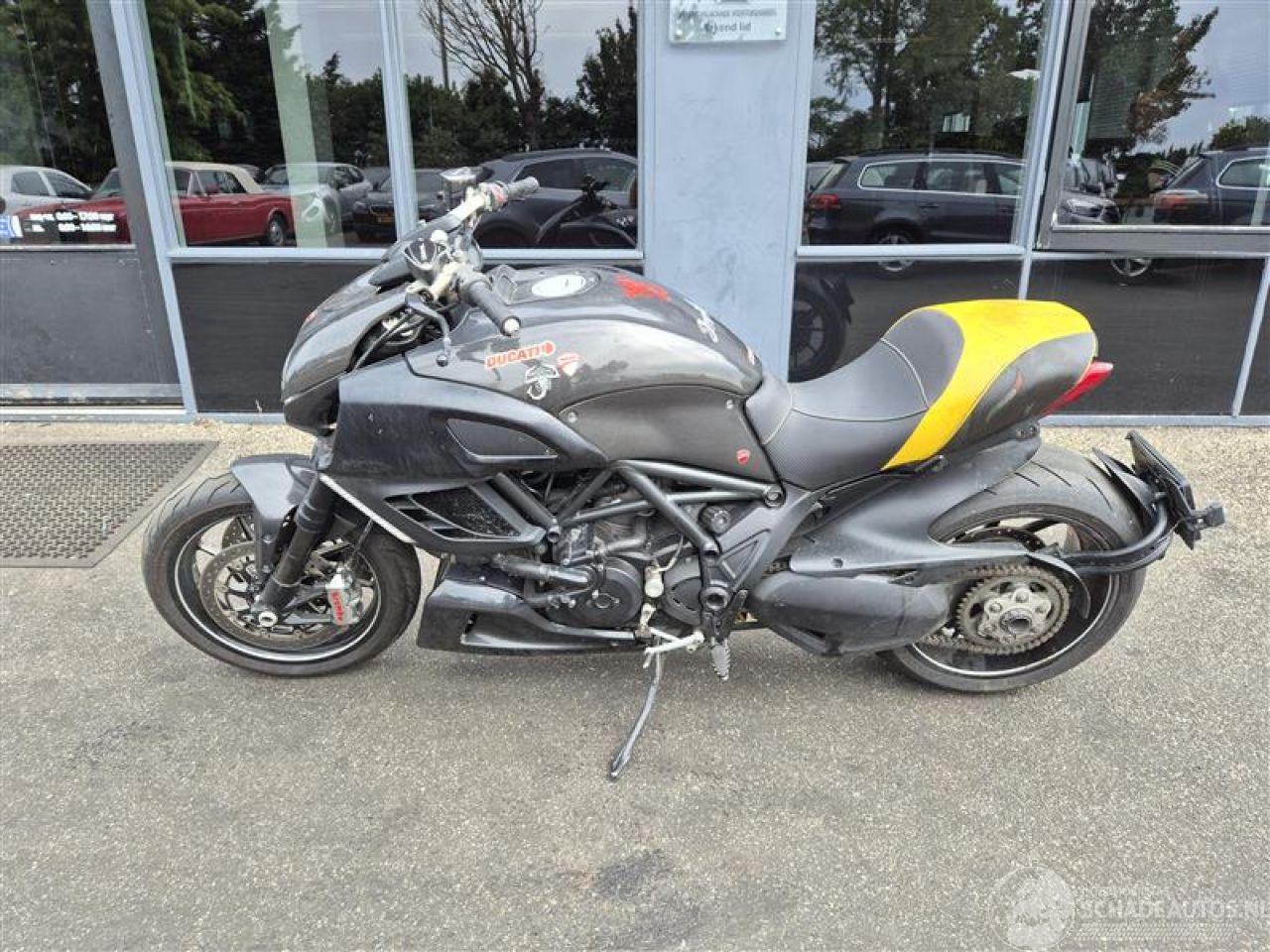 Ducati Diavel CARBON ABS 100 CV