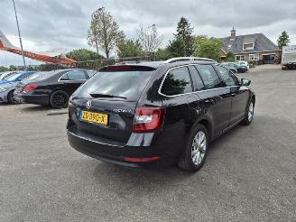 uszkodzony samochody osobowe Skoda Octavia Combi 1.6 TDi 2019/7