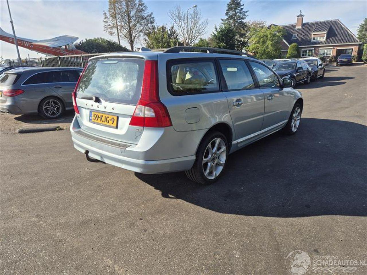 Volvo V-70 D5