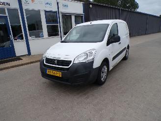 krockskadad bil bedrijf Peugeot Partner 1.6 HDI 2016/6