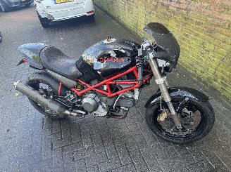 Ducati Monster 900  picture 1