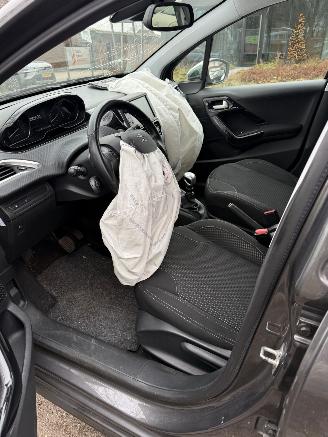 Peugeot 208  picture 16