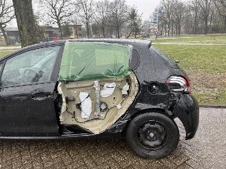 Peugeot 208  picture 15