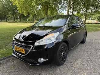 Damaged car Peugeot 208  2013/1
