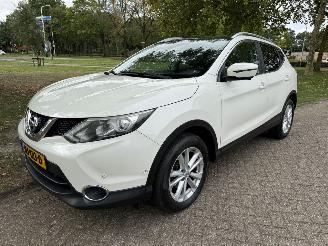 damaged passenger cars Nissan Qashqai  2017/1