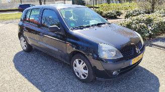 Schadeauto Renault Clio 1.2 comfort , 5-deurs , goed rijdend 2004/3