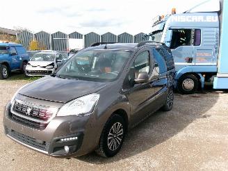 Vaurioauto  passenger cars Peugeot Partner Tepee 1.6 Active 2018/5