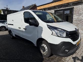 krockskadad bil bedrijf Renault Trafic 2x schuifdeur WB 350cm 92KW NAVI 2017/8
