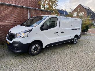 Schadeauto Renault Trafic 2x schuifdeur WB 350cm 92KW NAVI 2017/8