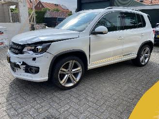 krockskadad bil auto Volkswagen Tiguan 4Motion 1.4 TSi Sport&Style R-line Edition.pano/leer 2014/2