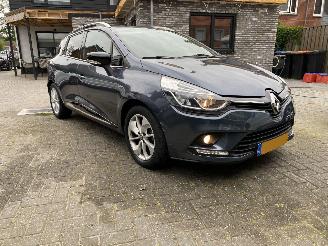 Vaurioauto  passenger cars Renault Clio Estate 0.9 TCe Limited 2017/11