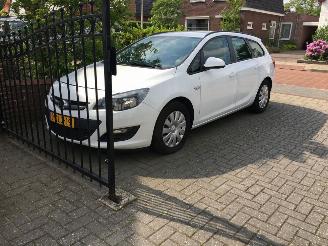 Unfallwagen Opel Astra 1.7 CDTi 16V 110pk business 2013/6