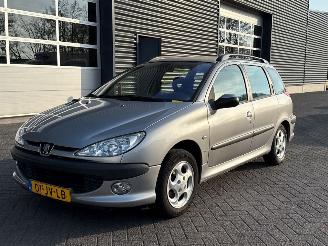 Unfallwagen Peugeot 206 SW 1.4 Combi/o  Benzine 1.360cc 55kW (75pk) FWD 2002/9