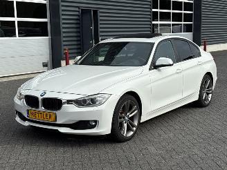 Voiture accidenté BMW 3-serie 320i 2.0 16V Sedan 4Dr Benzine 1.997cc 135kW (184pk) RWD 2012/4