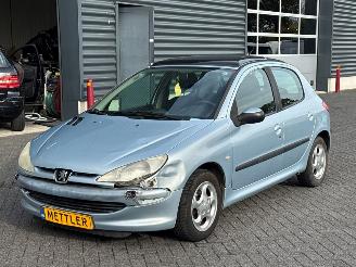 krockskadad bil auto Peugeot 206 1.4, Hatchback  Benzine 1.360cc 55kW (75pk) FWD 2003/3