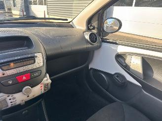 Toyota Aygo 1.0 12V VVT-i Hatchback  Benzine 998cc 50kW (68pk) FWD picture 16