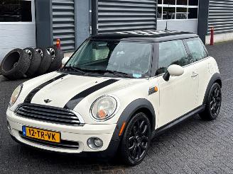 Damaged car Mini Cooper 1.6 16V Cooper Hatchback  Benzine 1.598cc 88kW (120pk) FWD 2007/1