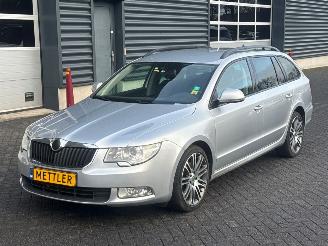 uszkodzony samochody osobowe Skoda Superb 1.6 TDI Combi/o  Diesel 1.598cc 77kW (105pk) FWD 2011/1