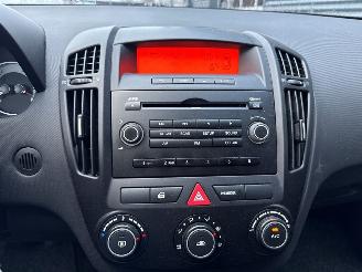 Kia Cee d 1.4 16V Combi/o  Benzine 1.396cc 80kW (109pk) FWD picture 14