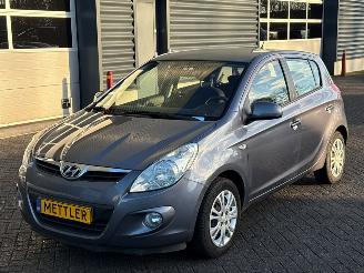 uszkodzony samochody osobowe Hyundai I-20 1.2i 16V Hatchback  Benzine 1.248cc 57kW (77pk) FWD 2009/1