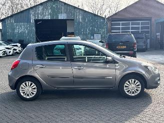 Renault Clio 1.2 16V 75 Hatchback  Benzine 1.149cc 55kW (75pk) FWD picture 6