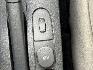 Renault Clio 1.2 16V 75 Hatchback  Benzine 1.149cc 55kW (75pk) FWD picture 23