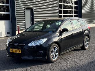 Vaurioauto  passenger cars Ford Focus 1.0 Ti-VCT EcoBoost 12V 100 Combi/o  Benzine 998cc 74kW (101pk) FWD 2013/12