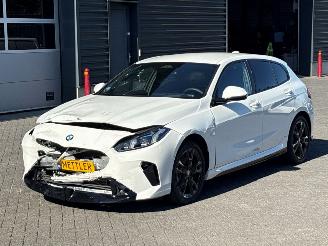 damaged passenger cars BMW 1-serie 120d TwinPower Turbo 2.0 16V Hatchback  Elektrisch Diesel 1.995cc 120kW (163pk) FWD 2024/11