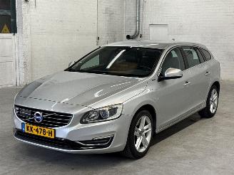 Voiture accidenté Volvo V-60 2.4 D6 20V Plug-in Hybrid AWD Combi/o  Elektrisch Diesel 2.401cc 210kW (286pk) 4x4 2012-06/2015-12 (GWAA) D82PHEV 2015/2