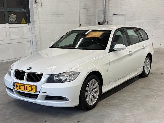 Coche accidentado BMW 5-serie 523i 24V Combi/o  Benzine 2.497cc 130kW (177pk) RWD 2006/1
