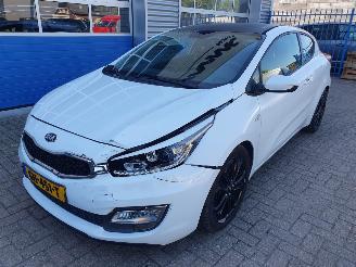 uszkodzony samochody osobowe Kia Cee d 1.6 GDI ComfortLine 2015/9