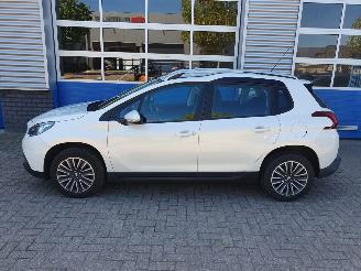 Peugeot 2008 1.2 PureTech Blue Lion picture 2